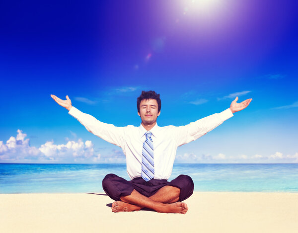 Бизнесмен медитирует на пляже Концепция
