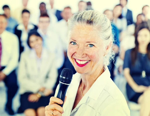 Businesswoman Speaker alla riunione — Foto Stock