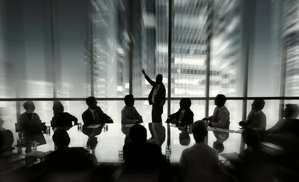 Uomini d'affari che hanno una discussione aziendale — Foto Stock