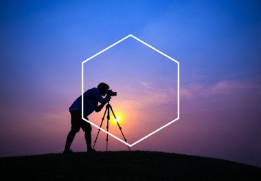 Altıgen çerçeve konsepti ile fotoğrafçı