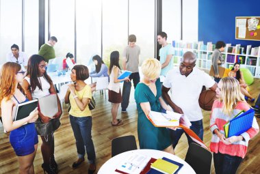 Üniversite öğrencileri Classrom konuşuyor