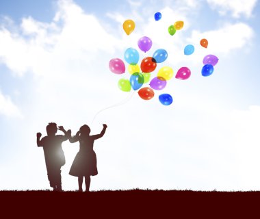 Balonlar ile birlikte oynayan çocuklar