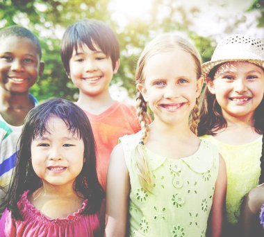 Grup kavramı gülümseyen çocuk