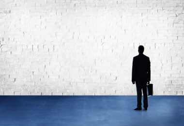 ayakta ve arayan bir işadamı