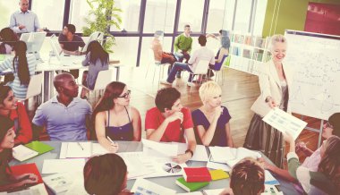  Classrom sunuda öğrenciler