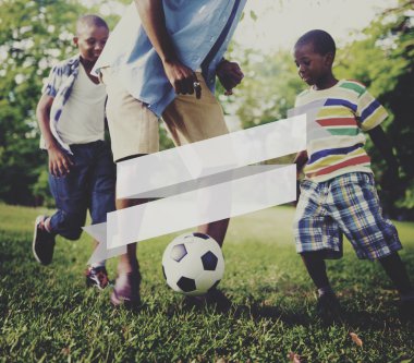 Baba ve oğullar futbol oynarken