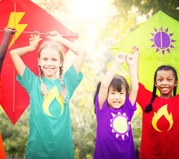 Kinderen Flying Kite speelse vriendschap Concept — Stockfoto