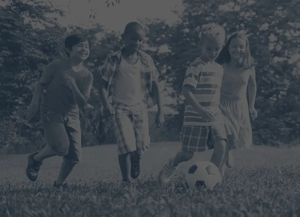 Παιδιά που παίζουν ποδόσφαιρο έννοια — Φωτογραφία Αρχείου