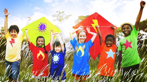 Kinderen divers spelen Kite — Stockfoto