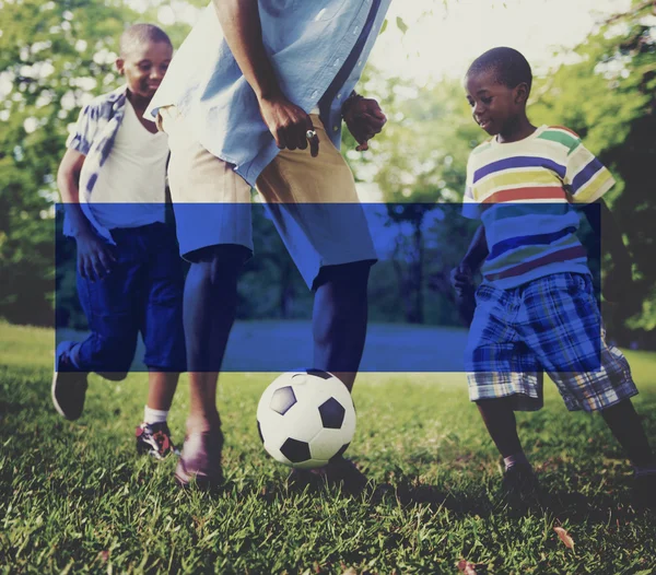 Padre e figli che giocano a calcio — Foto Stock