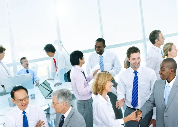 Mensen uit het bedrijfsleven met zakelijke discussie — Stockfoto