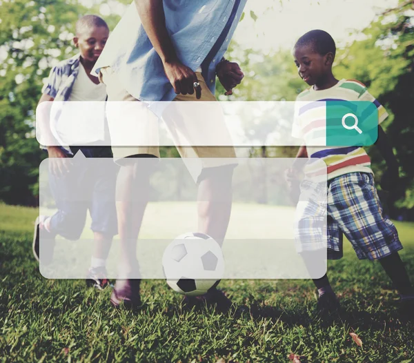 Far och söner spelar fotboll — Stockfoto