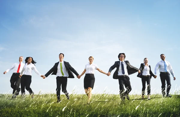 Gente de negocios sosteniendo manos — Foto de Stock