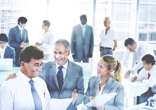 Geschäftsleute, die im Büro arbeiten — Stockfoto