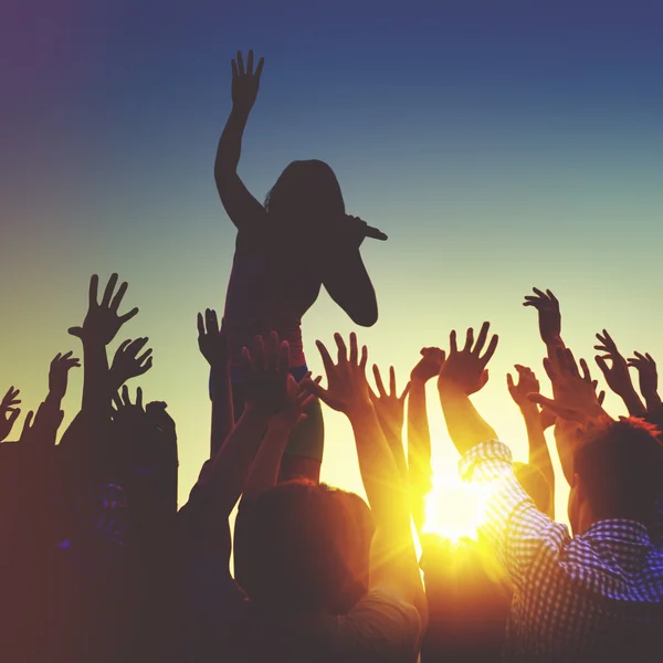 Siluetas de la gente en el Festival de Música — Foto de Stock