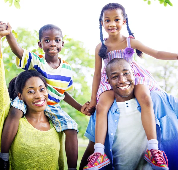 Afrikaanse en gelukkige familie — Stockfoto