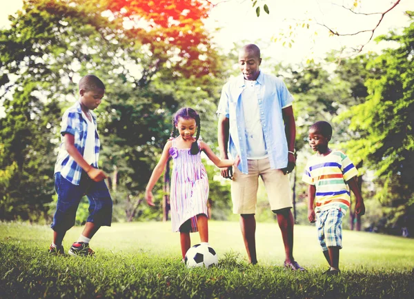 Ojciec i jego synów i córki gry w piłkę nożną — Zdjęcie stockowe