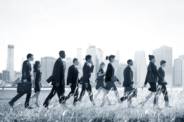 Gente de negocios camino hacia adelante — Foto de Stock