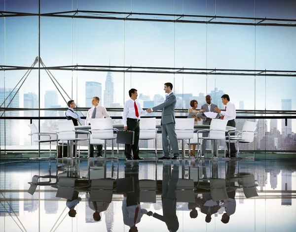 Geschäftsleute, die im Büro arbeiten — Stockfoto