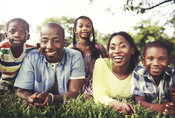 Retrato de una familia africana feliz —  Fotos de Stock