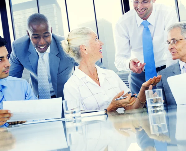 Mensen uit het bedrijfsleven bespreken strategie over de bijeenkomst van — Stockfoto