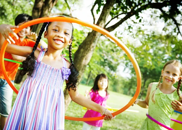 Kinder spielen mit Reifen fröhliches Konzept — Stockfoto