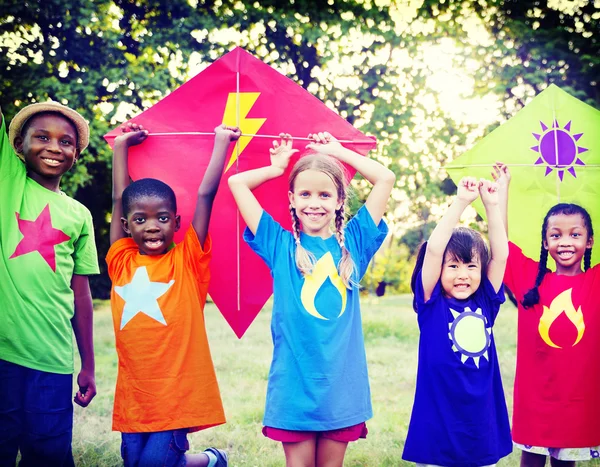 Kite spelende kinderen — Stockfoto