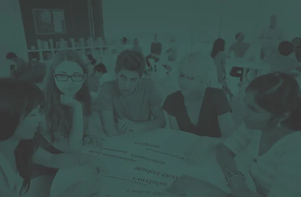 Estudiantes Estudiando en el aula — Foto de Stock