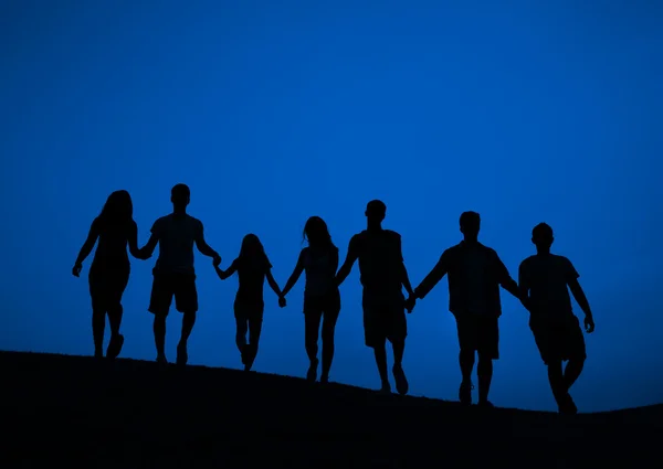 Gruppe von Diversity-Menschen, die Händchen halten — Stockfoto