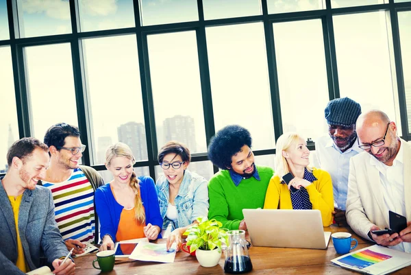 Multiethnische Gruppe von Studenten — Stockfoto