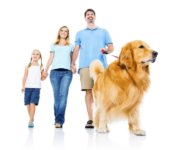 Familia feliz con perro —  Fotos de Stock