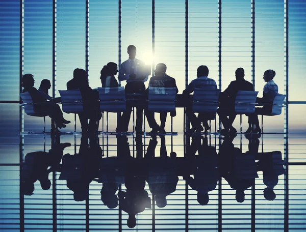 Mensen uit het bedrijfsleven met zakelijke discussie — Stockfoto