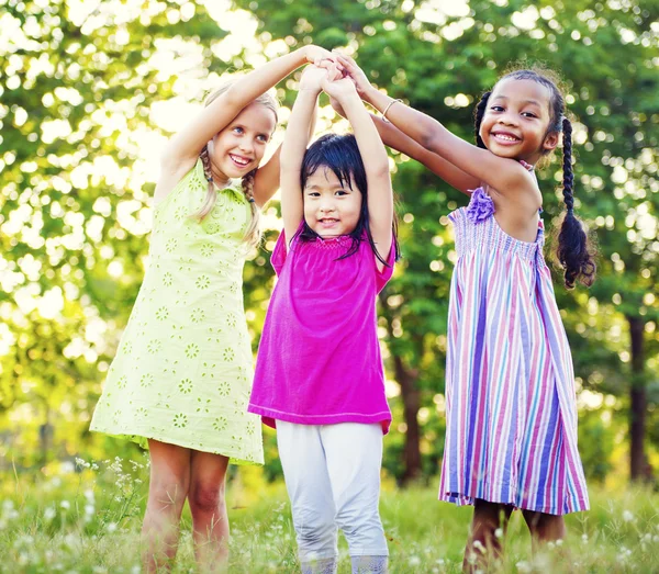 Niños jugando, juntos Concepto de felicidad —  Fotos de Stock