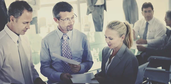 Gens d'affaires travaillant dans le bureau — Photo