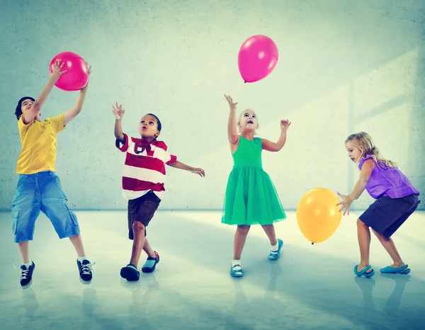 Niños jugando con globos —  Fotos de Stock