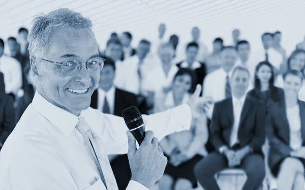 Mensen uit het bedrijfsleven tijdens zakelijke bespreking — Stockfoto