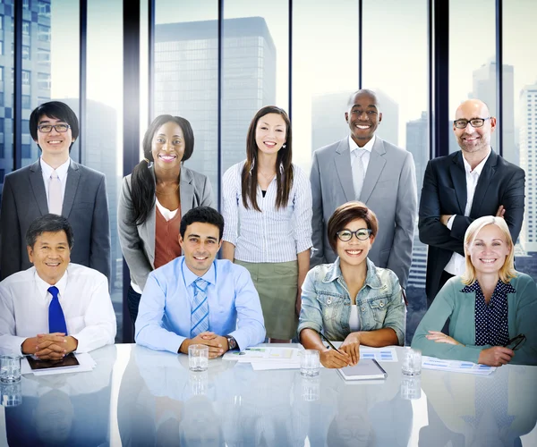 Mensen uit het bedrijfsleven bespreken strategie over de bijeenkomst van — Stockfoto