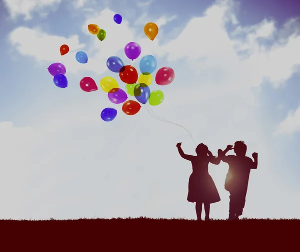 Niños jugando juntos con globos —  Fotos de Stock