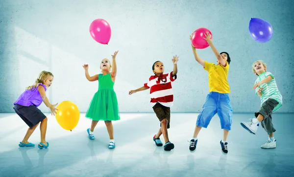 Niños jugando con globos — Foto de Stock