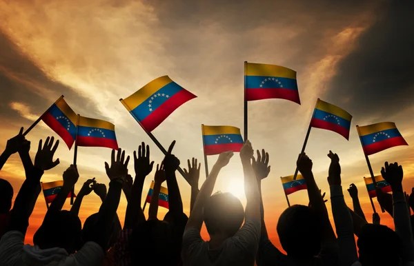 Folk viftar venezuelanska flaggor — Stockfoto