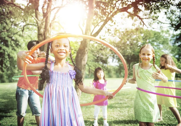 Niños jugando con el concepto de aro —  Fotos de Stock