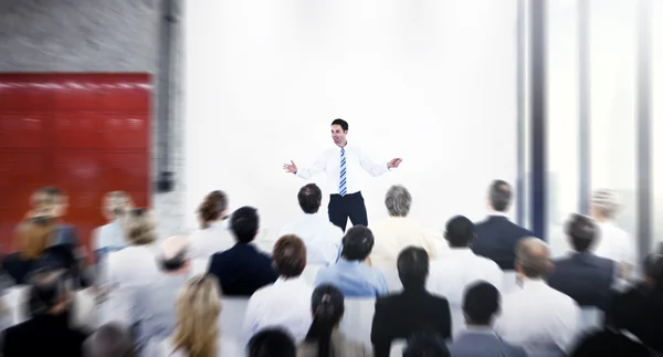 Affärsmän på presentationen i Office — Stockfoto