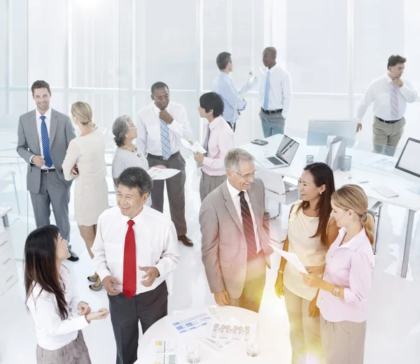 Les gens d'affaires travaillant dans le bureau — Photo