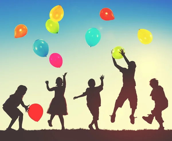 Niños jugando con globos —  Fotos de Stock