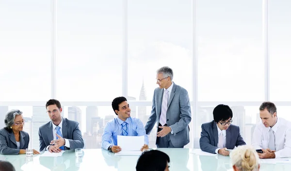 Empresarios discuten estrategia sobre reunión — Foto de Stock