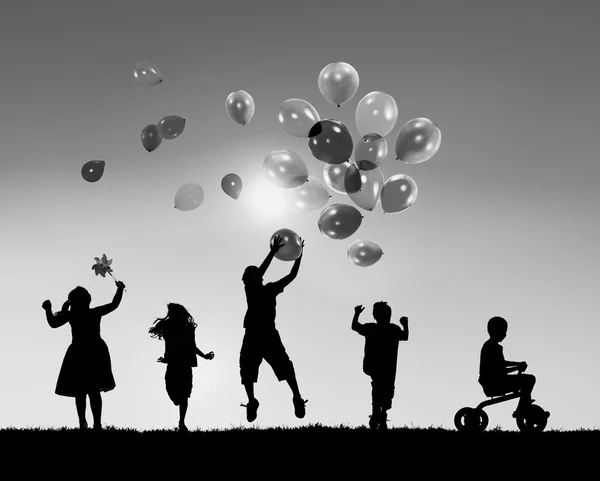 Barn som leker med ballonger — Stockfoto