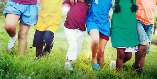 Kinder freundschaftliches Miteinander — Stockfoto