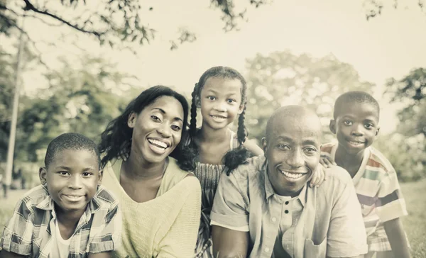 Afrikaanse en gelukkige familie — Stockfoto