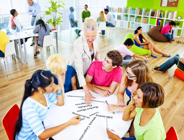 Studenti che studiano in Classrom — Foto Stock