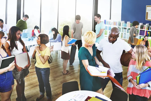 Högskolestudenter som talar i Classrom — Stockfoto